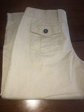 Load image into Gallery viewer, Bannana Republic Women’s Khaki Capris Size 6