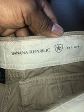 Load image into Gallery viewer, Bannana Republic Women’s Khaki Capris Size 6