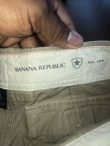 Bannana Republic Women’s Khaki Capris Size 6